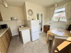 L-Shaped Dining Kitchen- click for photo gallery